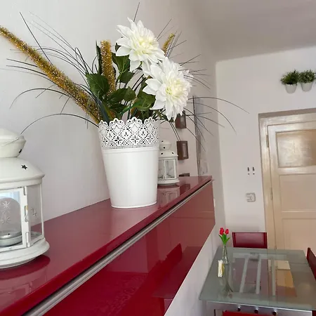 Flora Apartment