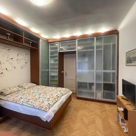 Flora Apartment